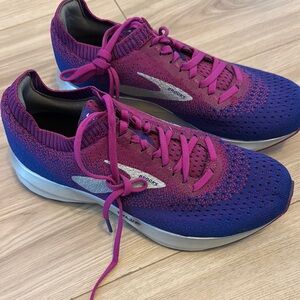 Brooks Levitate 2 Women's Running Shoe Aster, Purple, Blue Size 8 - Excellent